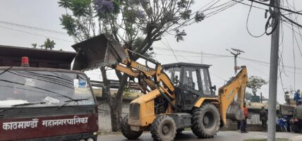 हटायो महानगरले सिहंदरबार अगाडिका अवैध संरचना