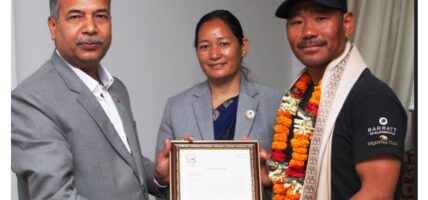 उपराष्ट्रपतिद्वारा पर्वतारोही बुढामगरलाई सम्मान