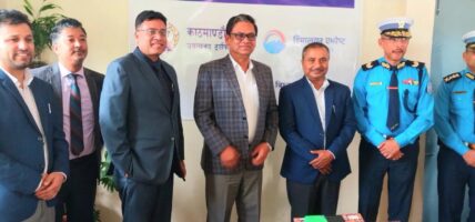 हिमालयन एभरेष्ट इन्स्योन्सद्धारा ४० प्रहरी वीटलाई स्मार्ट फोन वितरण