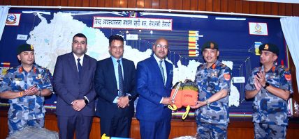 सन नेपाल लाइफद्वारा सशस्त्र प्रहरी बललाई विपद् व्यवस्थापनका लागि उद्धार सामग्री हस्तान्तरण
