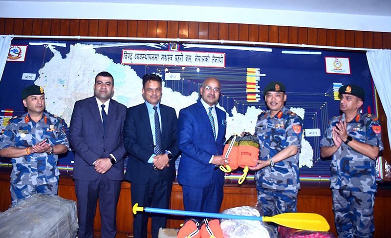 सन नेपाल लाइफद्वारा सशस्त्र प्रहरी बललाई विपद् व्यवस्थापनका लागि उद्धार सामग्री हस्तान्तरण