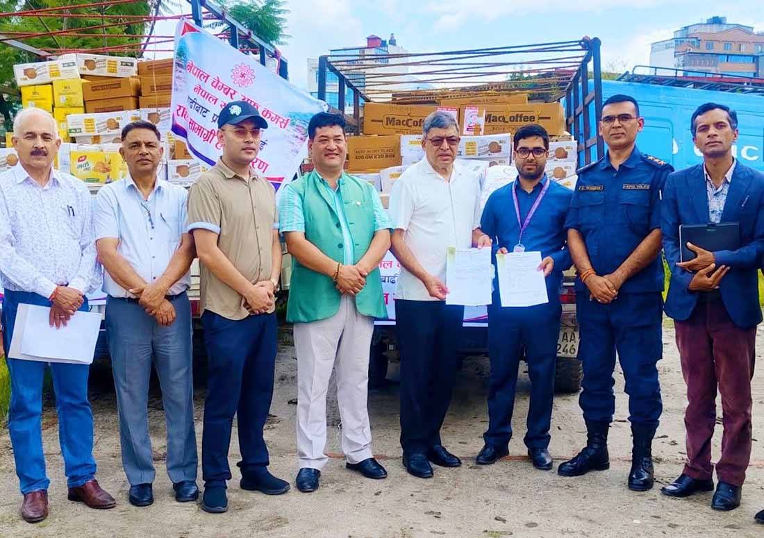 विपदमा चेम्बरको सहयोग: बाढी प्रभावितका लागि राहत सामग्री सरकारलाई हस्तान्तरण