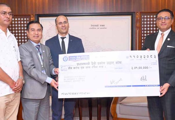 नेपाल बैंकले रसुवा बाढीपीडितका लागि तीन करोड १ लाख आर्थिक सहयोग दियो 