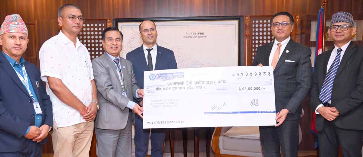नेपाल बैंकले रसुवा बाढीपीडितका लागि तीन करोड १ लाख आर्थिक सहयोग दियो 