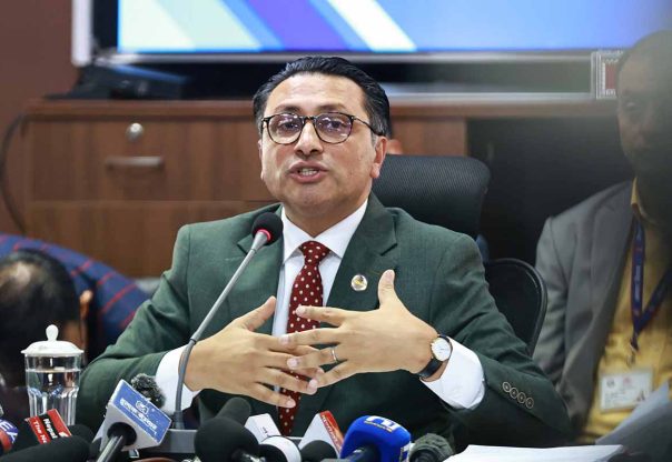 बहुराष्ट्रिय २० ठूला करदाता कम्पनीका प्रतिनिधिसँग छलफल गर्दै अर्थमन्त्री