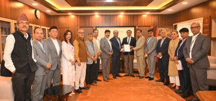 बाढी प्रभावितका लागि निर्जीवन बीमा व्यवसायी संघमा आवद्ध निर्जीवन बीमकहरुले गरे ३ करोड ४७ लाख सहयोग