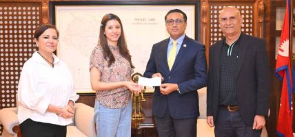 विपद्मा कन्टिनेन्टल ट्रेडिङको रसुवा बाढीपीडितका लागि २५ लाख रुपैयाँ सहयोग अध्यक्ष सुहृद् घिमिरेसहितको परिवारद्वारा अर्थमन्त्रीलाई राहत कोषका लागि चेक हस्तान्तरण
