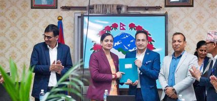 मन्त्री मेहताद्वारा ६ स्वास्थ्य विज्ञान प्रतिष्ठानका उपकुलपतिसँग कार्यसम्पादन सम्झौता