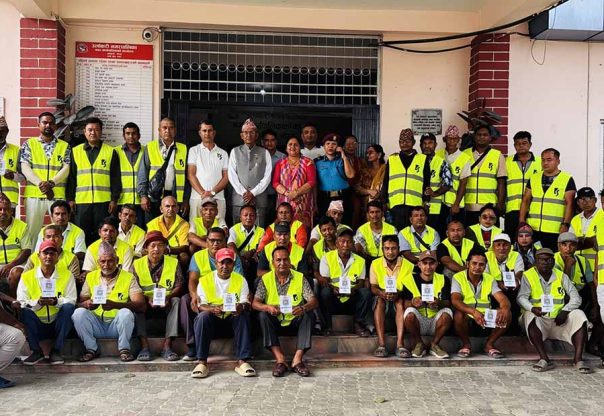 कामना सेवा विकास बैंकद्वारा सिटी सफारी ड्राइभरलाई भिजिबिलिटी ज्याकेट हस्तान्तरण