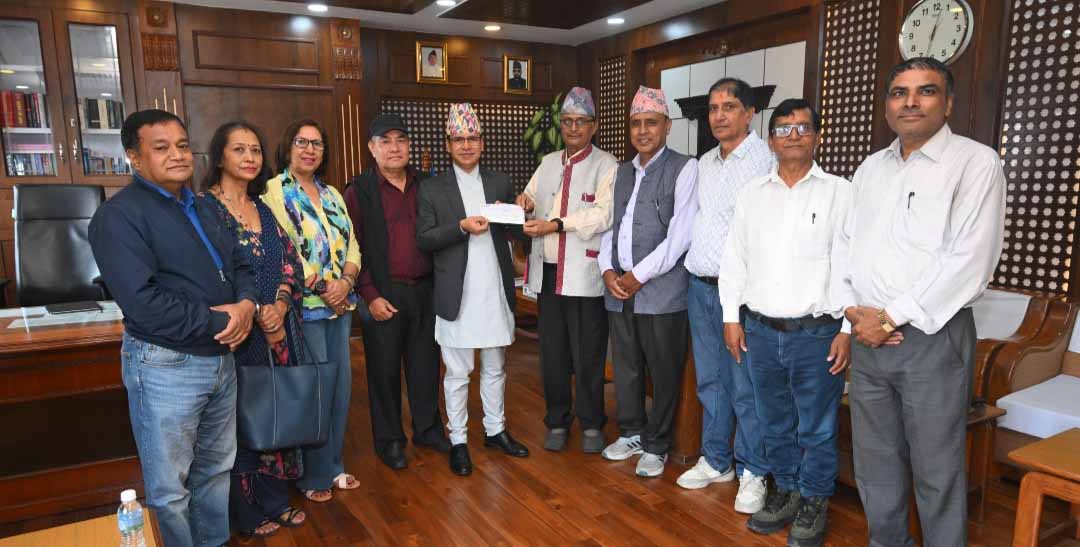 सुवा बाढीपीडितका लागि डिप्लोमा इन्जिनियर्स एशोसियसनको सहयोग, अर्थसचिवलाई हस्तान्तरण